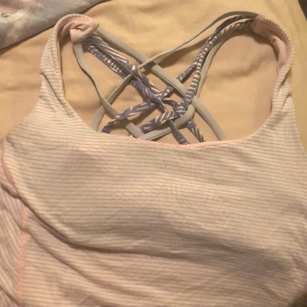 Flattering sz 6 lulu shirt with bra and low back-